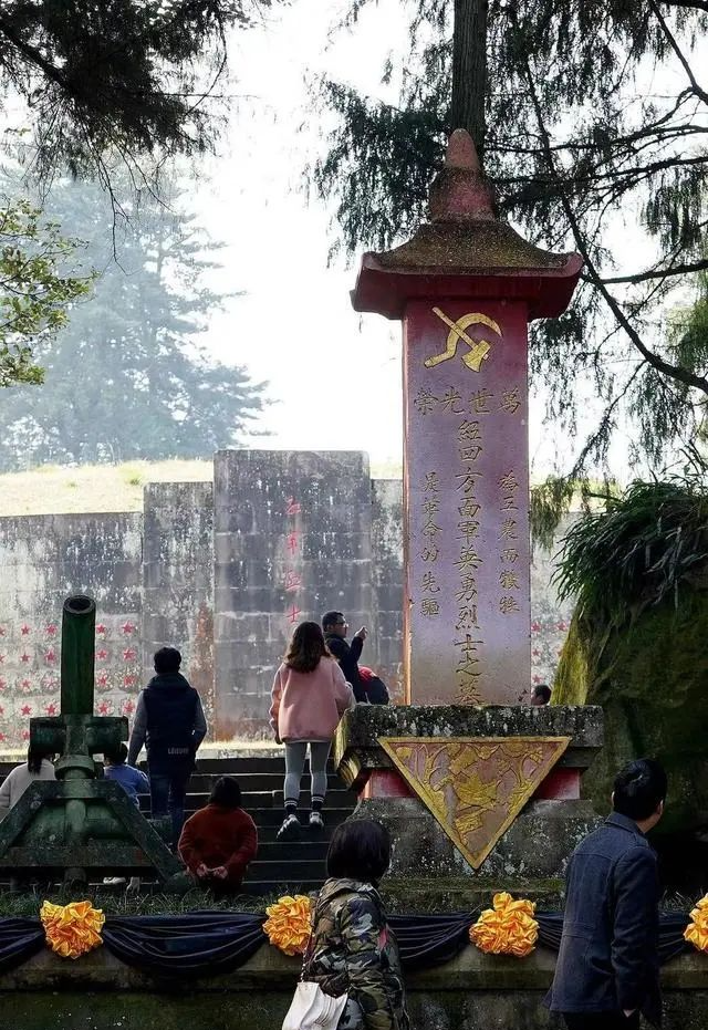 這塊紅軍墓碑上的黨徽為什么倒懸？